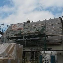 Haus mit Gerüst für Dacharbeiten Foto 1 - Dachdecker Projekte - Dachdeckermeister Limpke