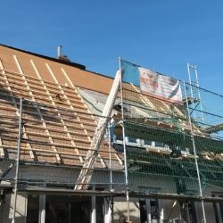 Haus mit Gerüst für Dacharbeiten Foto 2 - Dachdecker Projekte - Dachdeckermeister Limpke