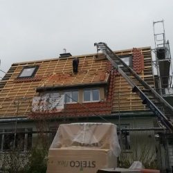 Haus mit Gerüst für Dacharbeiten Foto 3 - Dachdecker Projekte - Dachdeckermeister Limpke
