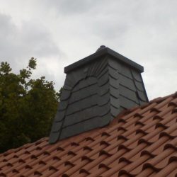 Kaminbekleidung mit aufgelegtem Ort - Dachdecker Projekt - Dachdeckermeister Limpke
